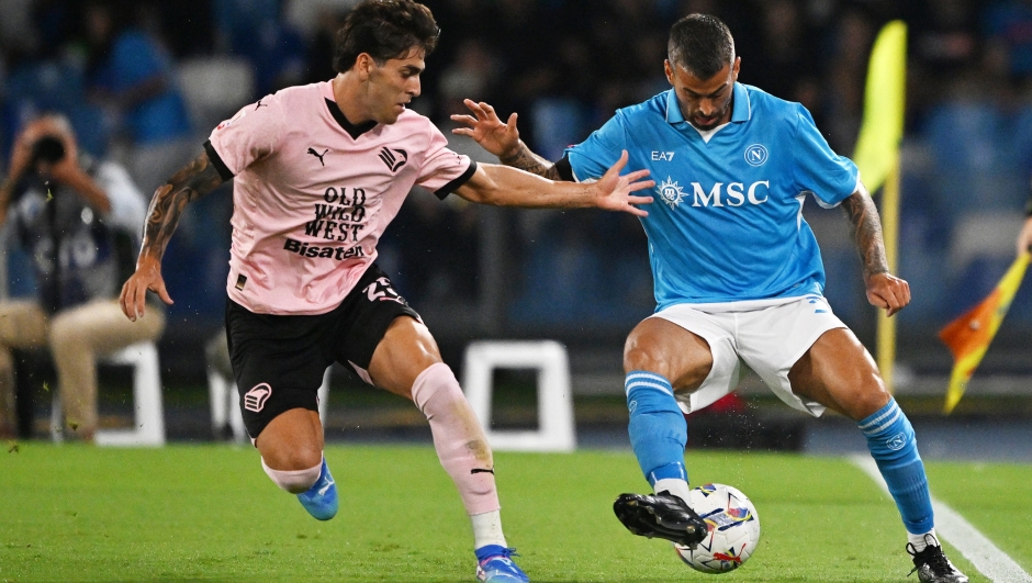 NAPLES, ITALY - SEPTEMBER 26: Leonardo Spinazzola of SSC Napoli battles for possession with Alessio Buttaro of Palermo during the Coppa Italia match between SSC Napoli and Palermo at Stadio Diego Armando Maradona on September 26, 2024 in Naples, Italy. (Photo by Francesco Pecoraro/Getty Images)