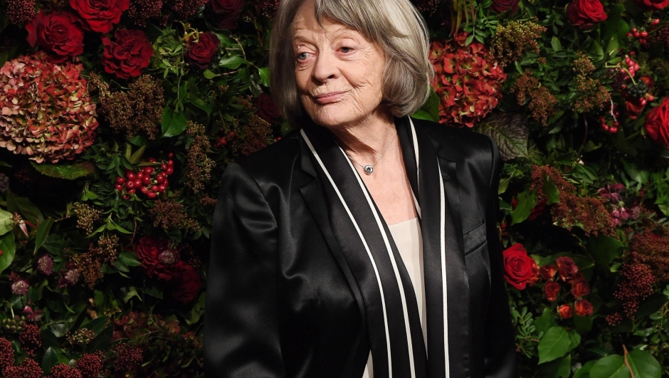 epa08023104 British actress Dame Maggie Smith arrives to attend the 65th Evening Standard Theatre Awards in central London, Britain, 24 November 2019.  EPA/ANDY RAIN EDITORIAL USE ONLY IN RELATION TO THE STATED EVENT  EDITORIAL USE ONLY