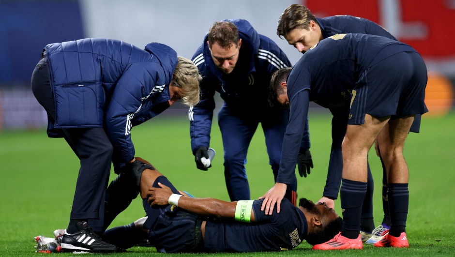 LEIPZIG, GERMANY - OCTOBER 02: Bremer of Juventus reacts on the floor with a injury during the UEFA Champions League 2024/25 League Phase MD2 match between RB Leipzig and Juventus at Leipzig Stadium on October 02, 2024 in Leipzig, Germany. (Photo by Maja Hitij/Getty Images)