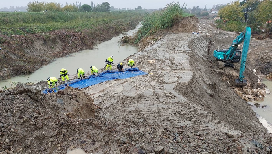 (DIRE) Ravenna, 3 ott. - Nuova notte di ansia per gli abitanti della provincia di Ravenna alle prese con l'ennesima ondata di maltempo e le piene dei fiumi Lamone, Senio e Santerno. Il sindaco di Bagnacavallo Matteo Giacomoni ha già firmato le ordinanze di evacuazione per le zone più a rischio. Intanto, spiega, continua il monitoraggio della situazione da parte del Centro operativo comunale e dei volontari di Protezione Civile, in raccordo con la Prefettura e l'Agenzia regionale.    È in corso un porta a porta per avvisare gli abitanti delle zone oggetto dell'ordinanza di evacuazione temporanea e preventiva, che hanno ricevuto anche la chiamata dell'alert system: Traversara, Borghetto Traversara e dell'area di via Muraglione a Boncellino. Mentre un centro di accoglienza per chi ne avesse necessità è allestito al Palazzetto dello Sport comunale. I cantieri sugli argini saranno presidiati per tutta la notte dall'impresa esecutrice dei lavori per conto dell'Agenzia Regionale di Protezione Civile. Il passaggio del colmo di piena, prosegue il sindaco, è previsto a tarda notte e i dati diffusi da Arpae prevedono al massimo un raggiungimento di soglia 2. La raccomandazione è di prestare la massima attenzione e di seguire le comunicazioni diffuse dai canali ufficiali. Tutti coloro che risiedono entro 50 metri di distanza dai fiumi Lamone e Senio sono tenuti a evacuare le abitazioni e fino a un chilometro dall'argine c'è l'obbligo per tutti di trasferirsi ai piani alti.    Per quanto riguarda invece Castel Bolognese il colmo di piena arriverà tra le 20 e le 22 a Tebano e si prevede possa arrivare a superare soglia 2. Come precisa il sindaco Luca Della Godenza "continueremo a tenere sotto osservazione il Senio ed aggiorneremo nelle prossime ore in merito all'evolversi della situazione". Si raccomanda di non avvicinarvi ai fiumi o agli argini per "nessuna ragione". Anche a Lugo si è appena concluso un aggiornamento del Coc nel corso del quale è stato condiviso un quadro complessivo in "generale miglioramento". Le precipitazioni sono in esaurimento e i colmi di piena, già rilevabili nelle stazioni a monte, stanno restituendo livelli in linea con quelli previsti. Resta confermata l'apertura delle scuole in tutti i Comuni della Bassa Romagna. E prosegue il monitoraggio dei passaggi di piena del Senio e del Santerno previsti nella notte. La Prefettura garà un aggiornamento alle 21.   (Som/ Dire) 19:50 03-10-24   NNNN