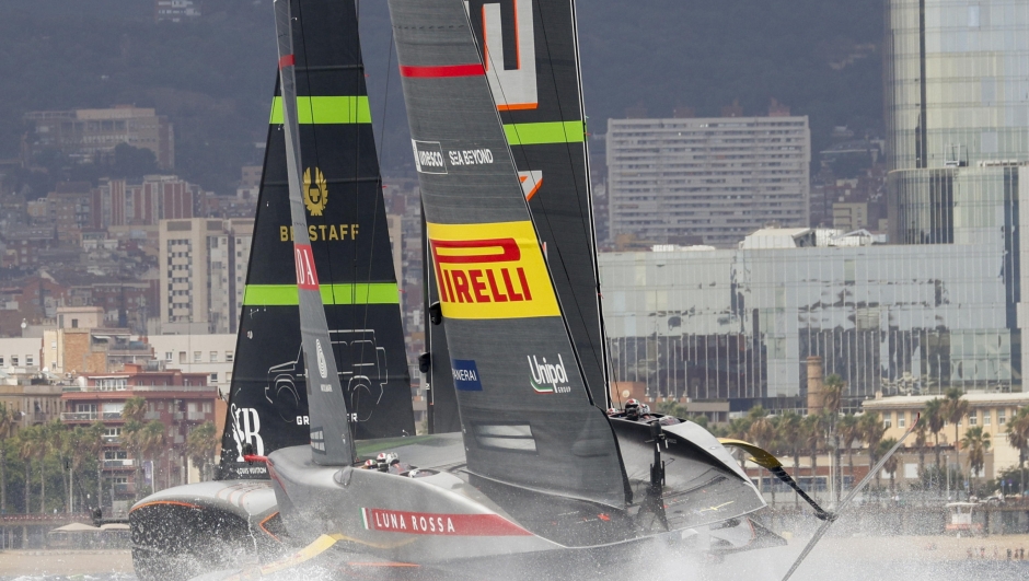 epa11637964 Teams INEOS Britannia (R) and Luna Rossa Prada Pirelli (L) compete during Day 6 in the 2024 Louis Vuitton Cup final in Barcelona, Spain, 02 October 2024. The winner of the Louis Vuitton Cup sailing competition will face defending champion Royal New Zealand Yacht Squadron in the 37th America's Cup to be held in October in Barcelona.  EPA/QUIQUE GARCIA