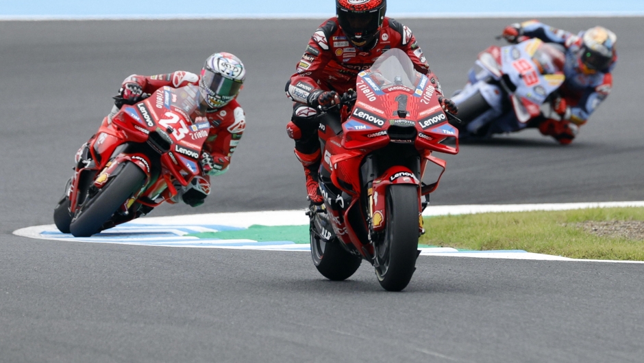 epa11642924 Ducati Lenovo rider Francesco Bagnaia of Italy leads the MotoGP Sprint of the Motorcycling Grand Prix of Japan in Motegi, Tochigi Prefecture, northern Japan, 05 October 2024. Ducati Lenovo rider Francesco Bagnaia of Italy won the Sprint ahead of his teammate Enea Bastianini of Italy and Gresini Racing rider Marc Marquez of Spain.  EPA/FRANCK ROBICHON