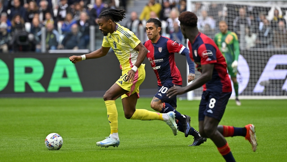 TURIN, ITALY - OCTOBER 06: Khephren Thuram of Juventus runs with the ball during the Serie A match between Juventus and Cagliari Calcio at Allianz Stadium on October 06, 2024 in Turin, Italy. (Photo by Filippo Alfero - Juventus FC/Juventus FC via Getty Images)