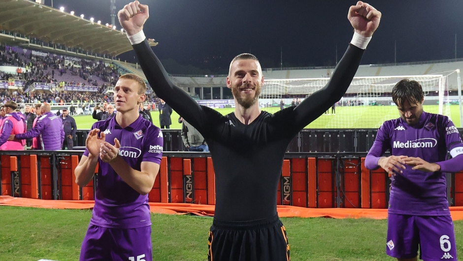 FLORENCE, ITALY - OCTOBER 6: David de Gea of ACF Fiorentina greets the fans after the Serie A match between Fiorentina and Milan at Stadio Artemio Franchi on October 6, 2024 in Florence, Italy. (Photo by Gabriele Maltinti/Getty Images)