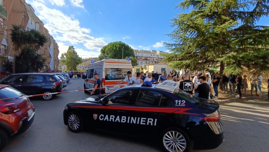 I rilievi dei carabinieri nel luogo in cui un poliziotto avrebbe ucciso un giovane a Crotone, nel quartiere "Lampanaro", 7 ottobre 2024 L'agente é rimasto ferito in modo grave.  ANSA/ GIUSEPPE PIPITA