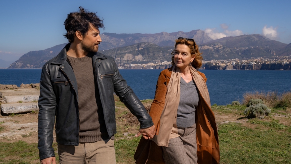 Inganno, la serie con Monica Guerritore e Giacomo Gianniotti è disponibile su Netflix