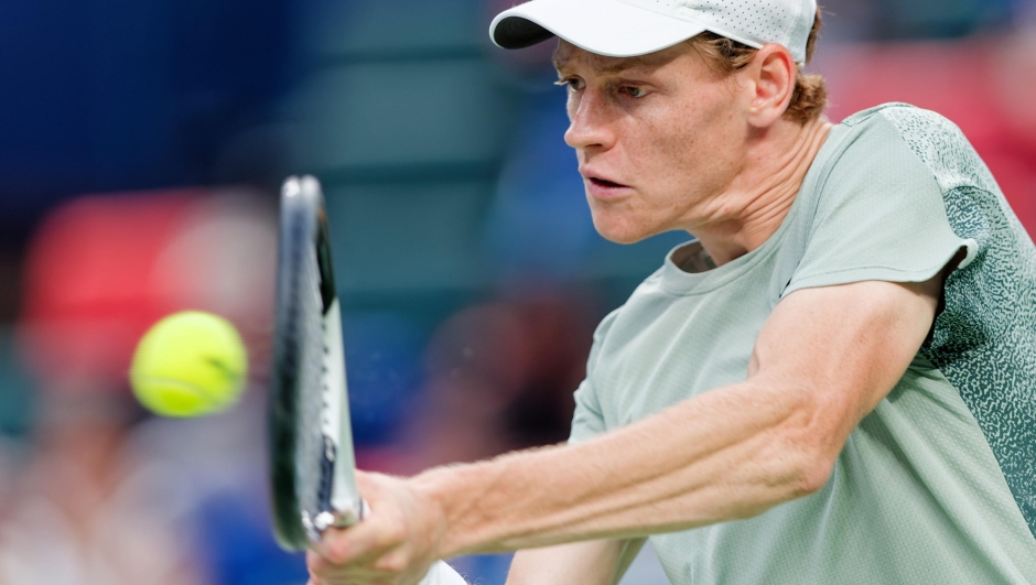 epa11655707 Jannik Sinner of Italy in action during his Men's Singles semi-finals match against Tomas Machac of Czechia at the Shanghai Masters tennis tournament in Shanghai, China, 12 October 2024.  EPA/ALEX PLAVEVSKI