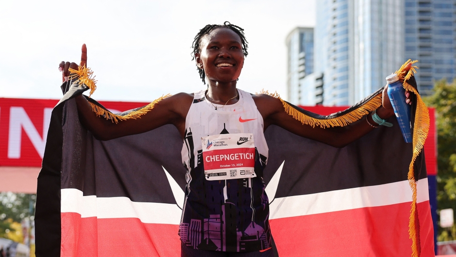 CHICAGO, ILLINOIS - OCTOBER 13: Ruth Chepngetich of Kenya celebrates after crossing the finish line to win the 2024 Chicago Marathon professional women's division and setting a new world record with a time of 2:09:56 at Grant Park on October 13, 2024 in Chicago, Illinois.   Michael Reaves/Getty Images/AFP (Photo by Michael Reaves / GETTY IMAGES NORTH AMERICA / Getty Images via AFP)