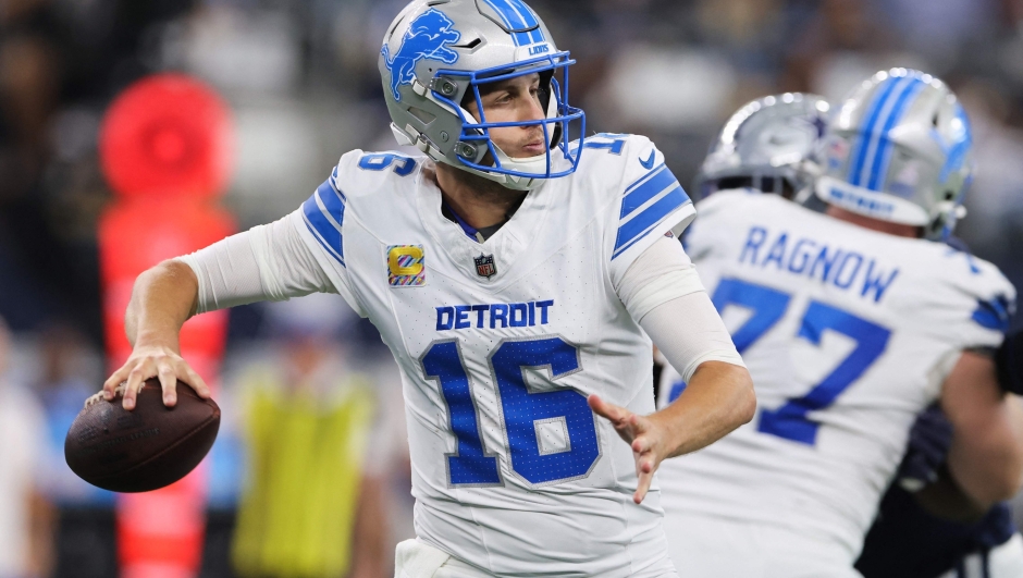 ARLINGTON, TEXAS - OCTOBER 13: Jared Goff #16 of the Detroit Lions throws a pass in the third quarter of a game against the Dallas Cowboys at AT&T Stadium on October 13, 2024 in Arlington, Texas.   Ron Jenkins/Getty Images/AFP (Photo by Ron Jenkins / GETTY IMAGES NORTH AMERICA / Getty Images via AFP)