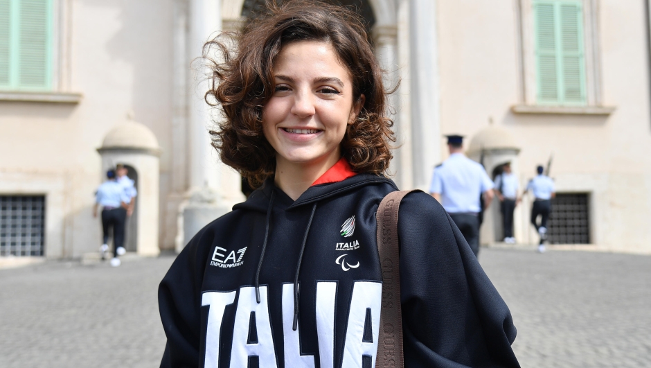 La velocista paralimpica Ambra Sabatini all'uscita dal Quirinale dopo la cerimonia della restituzione al Presidente della Repubblica della bandiera italiana da parte degli atleti italiani medagliati alle Olimpiadi e Paralimpiadi di Parigi 2024, Roma, 23 settembre 2024. ANSA/FABIO CIMAGLIA