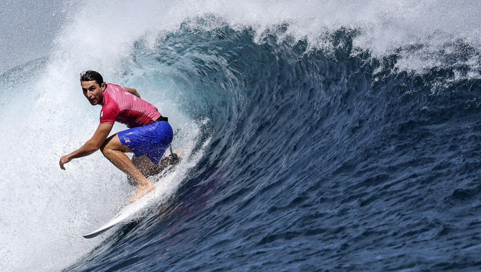 epa11505069 Leonardo Fioravanti of Italy in action during the Men first round of the Surfing competitions in the Paris 2024 Olympic Games, in Teahupo'o, Tahiti, 28 July 2024.  EPA/FAZRY ISMAIL