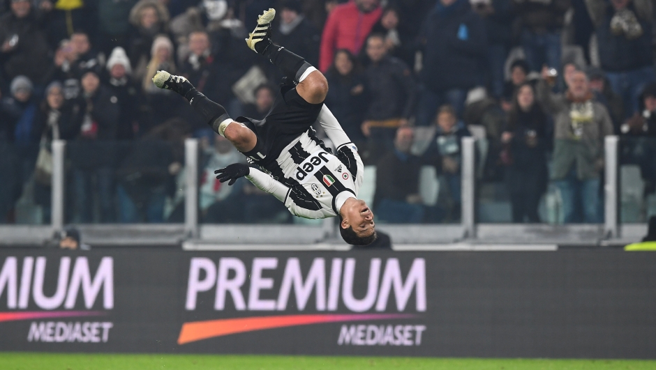 TURIN, ITALY - NOVEMBER 19:  Anderson Hernanes of Juventus FC celebrates a goal during the Serie A match between Juventus FC and Pescara Calcio at Juventus Stadium on November 19, 2016 in Turin, Italy.  (Photo by Valerio Pennicino/Getty Images)