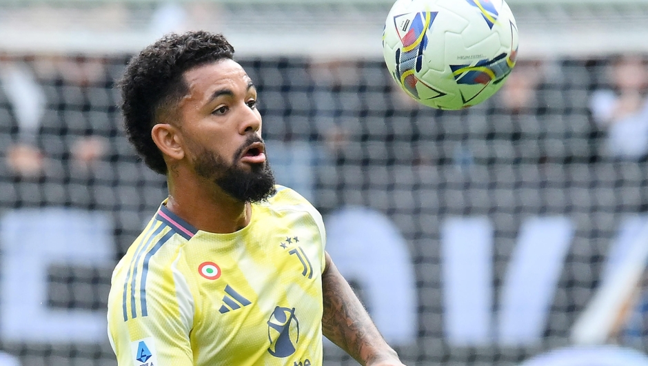 Juventus' Douglas Luiz in action during the  italian Serie A soccer match Juventus  FC vs Cagliari Calcio at the Allianz Stadium in Turin, Italy, 6 October 2024 ANSA/ALESSANDRO DI MARCO