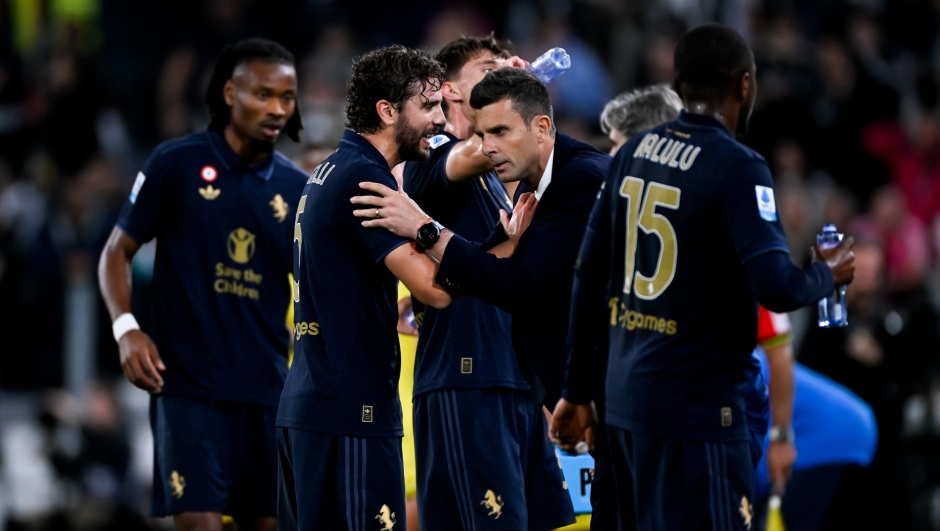 TURIN, ITALY - OCTOBER 19: Head coach of Juventus Thiago Motta speaks to his teammate Manuel Locatelli during the Serie A match between Juventus and SS Lazio at Allianz Stadium on October 19, 2024 in Turin, Italy. (Photo by Daniele Badolato - Juventus FC/Juventus FC via Getty Images)