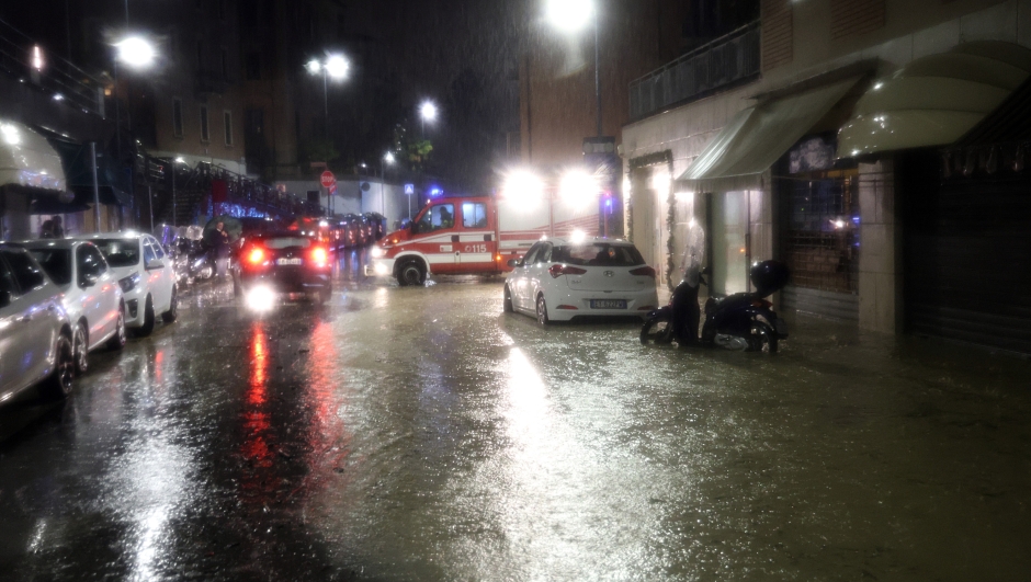 Bologna, Italia - Cronaca - 19 Ottobre 2024 - allerta maltempo bollino rosso pioggia alluvione in città - VIA SAN MAMOLO - (Photo Michele Nucci / LaPresse)  News - Bologna, Italy - October 19, 2024 - bad weather alert red warning rain flood in the city - (Photo Michele Nucci / LaPresse) - Bologna - 191024 - allerta maltempo bollino rosso pioggia alluvione in città - fotografo: michele nucci