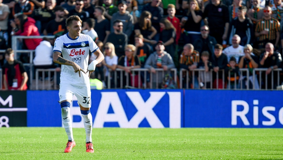 Atalanta's Mateo Retegui celebrates after scoring a goal during the italian soccer Serie A match between Venezia FC vs Atalanta BC at the Pier Luigi Penzo Stadium in Venice, Italy, 20 October 2024. ANSA/Ettore Griffoni