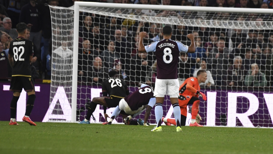 Aston Villa's Jhon Duran, center, scores his sides second goal during the Champions League opening phase soccer match between Aston Villa and Bologna at the Villa Park in Birmingham, England, Tuesday, Oct. 22, 2024. (AP Photo/Rui Vieira)