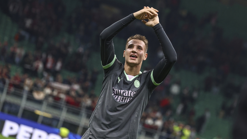 MILAN, ITALY - OCTOBER 22: Francesco Camarda of AC Milan celebrates the win at end of the UEFA Champions League 2024/25 League Phase MD3 match between AC Milan and Club Brugge KV at Stadio San Siro on October 22, 2024 in Milan, Italy. (Photo by Giuseppe Cottini/AC Milan via Getty Images)