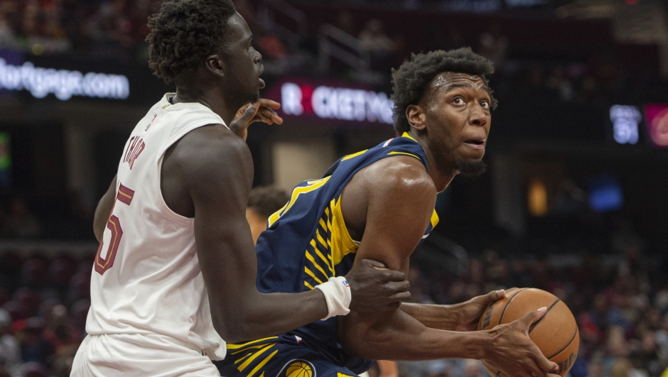 Cleveland Cavaliers' Isaiah Mobley, left, guards Indiana Pacers' James Wiseman, right, during the second half of a preseason NBA basketball game in Cleveland, Thursday, Oct. 10, 2024. (AP Photo/Phil Long)