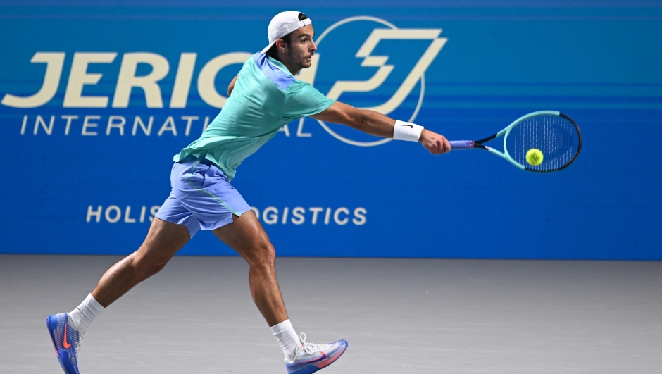 VIENNA, AUSTRIA - OCTOBER 26: Lorenzo Musetti of Italy plays a backhand against Jack Draper of Great Britain in their semi final match during day six of the Erste Bank Open 2024 at Wiener Stadthalle on October 26, 2024 in Vienna, Austria. (Photo by Thomas Kronsteiner/Getty Images)