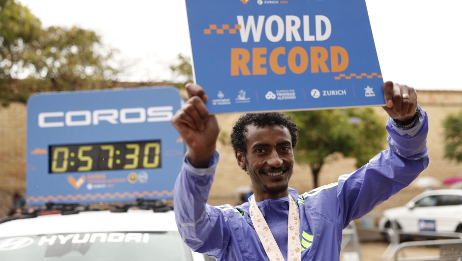 epaselect epa11686442 Ethiopian athlete Yomif Kejelcha poses after finishing with a new world record with a time of 57 minutes and 30 seconds, during the Valencia's Half Marathon held in Valencia, eastern Spain, 27 October 2024.  EPA/Biel Alino