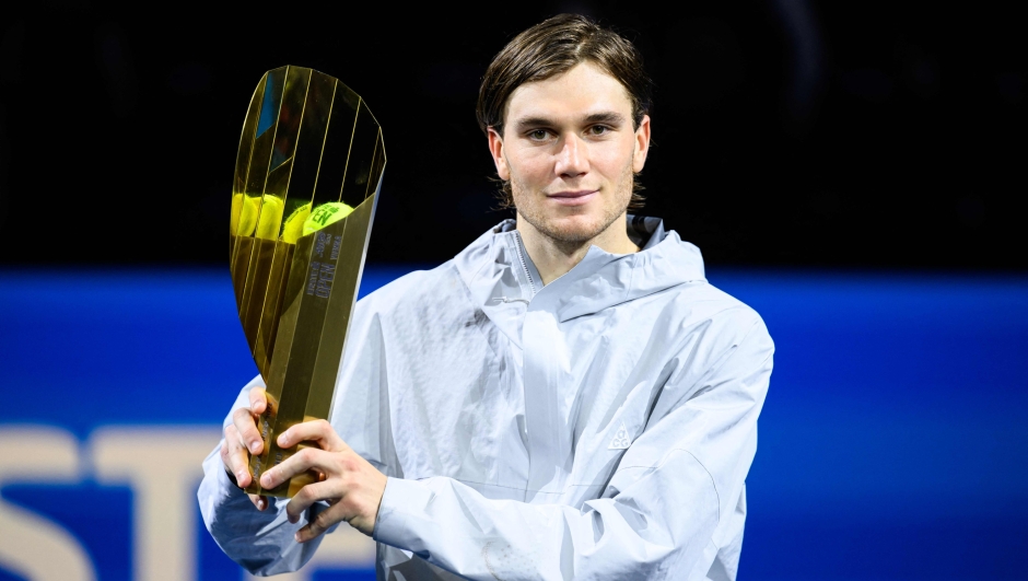 Britain's Jack Draper poses with the trophy after the men's singles final tennis match against Karen Chatschanow at the ATP Vienna Open tennis tournament in Vienna, Austria on October 27, 2024. (Photo by MAX SLOVENCIK / APA / AFP) / Austria OUT