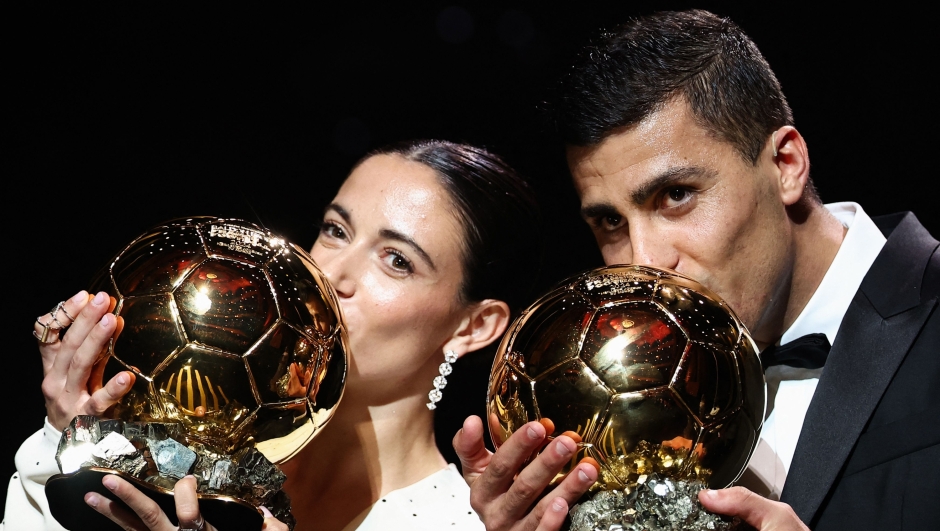 TOPSHOT - Barcelona's Spansih midfielder Aitana Bonmati (L) and Manchester City's Spanish midfielder Rodri pose with their Ballon d'Or award during the 2024 Ballon d'Or France Football award ceremony at the Theatre du Chatelet in Paris on October 28, 2024. (Photo by FRANCK FIFE / AFP)