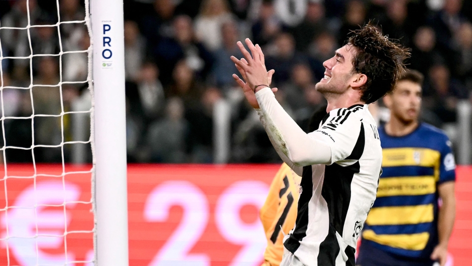 Juventus' Serbian forward #09 Dusan Vlahovic reacts during the Italian Serie A football match between Juventus and Parma, at the Allianz Stadium, in Turin on October 30, 2024.  (Photo by Marco BERTORELLO / AFP)