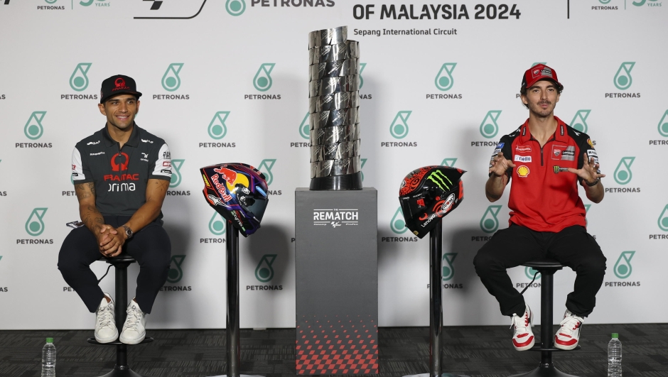 epa11693743 Prima Pramac rider Jorge Martin of Spain (L) and Ducati Lenovo rider Francesco Bagnaia of Italy (R) pose for photograph during a press conference ahead of the Malaysia Motorcycling Grand Prix in in Sepang, Malaysia, 31 October 2024. The 2024 Motorcycling Grand Prix of Malaysia is held at the Sepang International Circuit on 03 November.  EPA/FAZRY ISMAIL