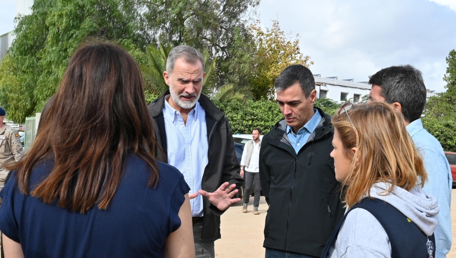 Il Premier spagnolo Pedro Sanchez e il re Felipe e la regina Letizia visitano le zone alluvionate, 3 novembre 2024. ANSA/ UFFICIO STAMPA  +++ ANSA PROVIDES ACCESS TO THIS HANDOUT PHOTO TO BE USED SOLELY TO ILLUSTRATE NEWS REPORTING OR COMMENTARY ON THE FACTS OR EVENTS DEPICTED IN THIS IMAGE; NO ARCHIVING; NO LICENSING +++ NPK +++