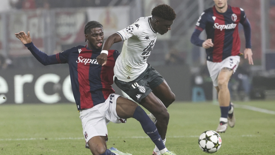 Bologna's Samuel Iling-Junior and  Monaco's  Christian Mawissa (R) in action during the UEFA Champions League soccer match between Bologna FC and AS Monaco at Renato Dall'Ara stadium in Bologna, Italy, 5 November 2024. ANSA/ELISABETTA BARACCHI