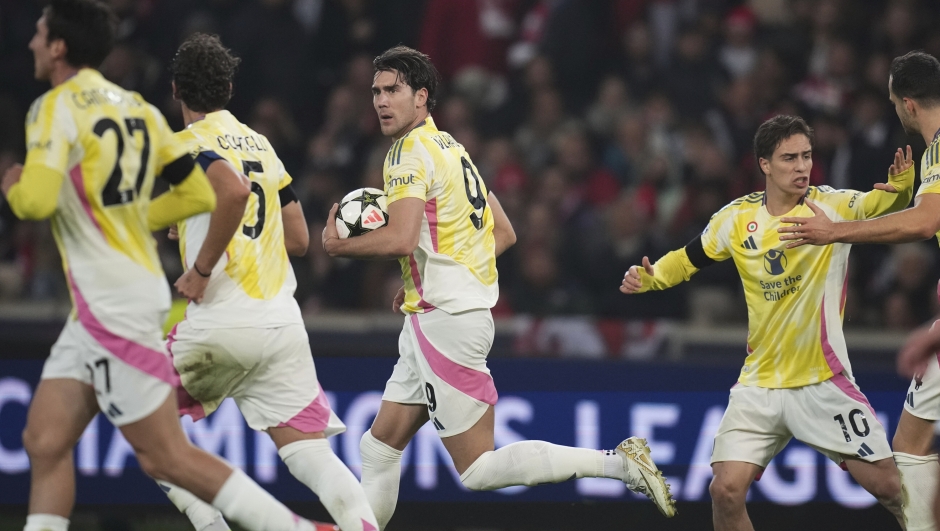 Juventus' Dusan Vlahovic, center, celebrates with his teammates after scoring his side's first goal during the Champions League opening phase soccer match between Lille and Juventus at the Stade Pierre Mauroy in Villeneuve-d'Ascq, outside Lille, France, Tuesday, Nov. 5, 2024. (AP Photo/Christophe Ena)