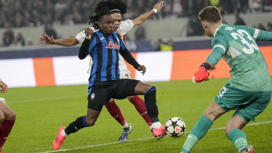 Atalanta's Ademola Lookman, center, scores his side's opening goal during the Champions League opening phase soccer match between Stuttgart and Atalanta at the Stuttgart Arena in Stuttgart, Germany, Wednesday, Nov. 6, 2024. (AP Photo/Michael Probst)