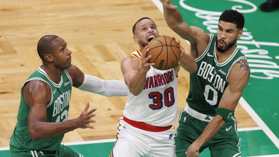 epa11706538 Golden State Warriors guard Stephen Curry (C) looks to make a shot between defending Boston Celtics center Al Horford (L) and Boston Celtics forward Jayson Tatum (R) during the second half of the NBA basketball game between the Boston Celtics and the Golden State Warriors in Boston, Massachusetts, USA, 06 November 2024.  EPA/CJ GUNTHER SHUTTERSTOCK OUT