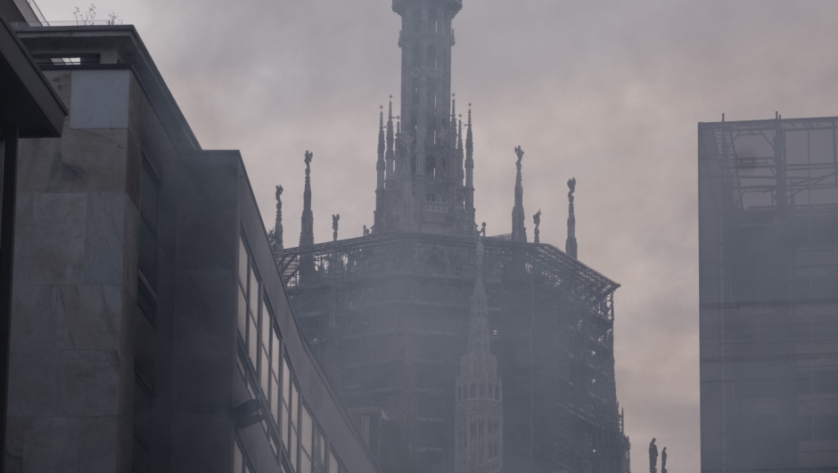 Corso Vittorio Emanuele. Incendio avvenuto a seguito di un cortocircuito nei sotterranei del palazzo. - Cronaca - Milano, Italia - Venerdì 8 novembre 2024 (Foto Alessandro Cimma/Lapresse)    Corso Vittorio Emanuele. Fire occurred as a result of a short circuit in the basement of the building. - Chronicle - Milan, Italy - Friday, November 8, 2024 (Photo Alessandro Cimma/Lapresse)