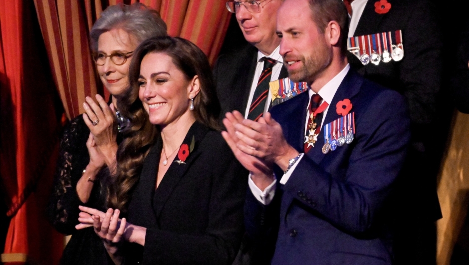 Kate Middleton torna in pubblico alla Royal Albert Hall: le foto con William e Re Carlo