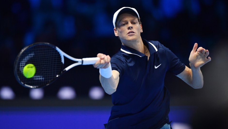 TURIN, ITALY - NOVEMBER 10: Jannik Sinner plays a forehand against Alex de Minaur of Australia during their Men's Singles Ilie Nastase Group Stage match during day one of the Nitto ATP finals 2024 at Inalpi Arena on November 10, 2024 in Turin, Italy.  (Photo by Valerio Pennicino/Getty Images)