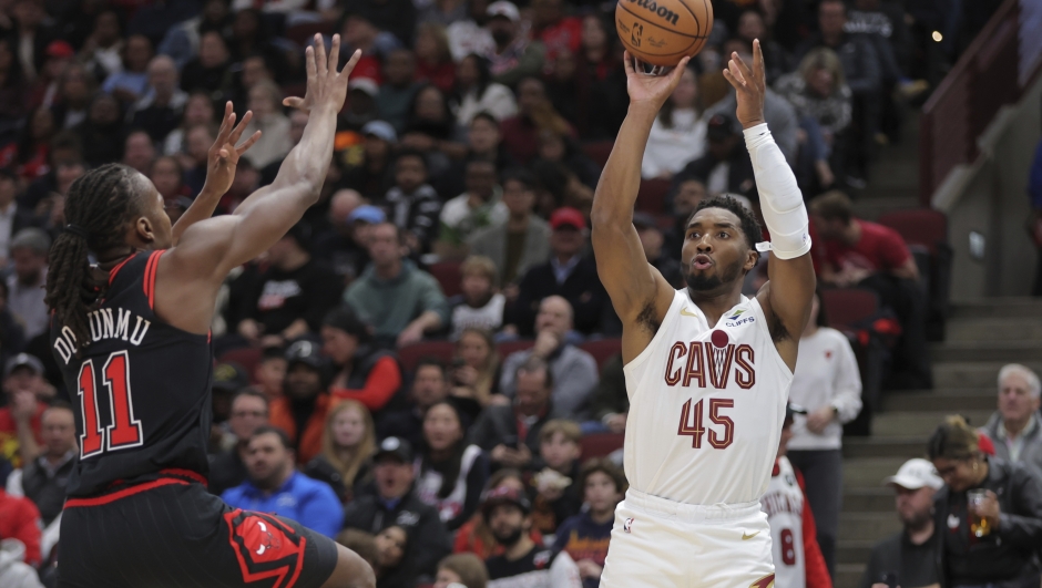 Cleveland Cavaliers guard Donovan Mitchell shoots a 3-point basket against Chicago Bulls guard Ayo Dosunmu during the second half an NBA basketball game, Monday, Nov. 11, 2024, in Chicago. (AP Photo/Melissa Tamez)