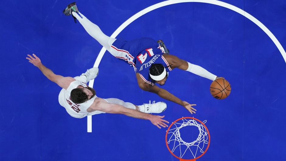 Philadelphia 76ers' Ricky Council IV, right, goes up for a shot against Cleveland Cavaliers' Dean Wade during the second half of an NBA basketball game, Wednesday, Nov. 13, 2024, in Philadelphia. (AP Photo/Matt Slocum)