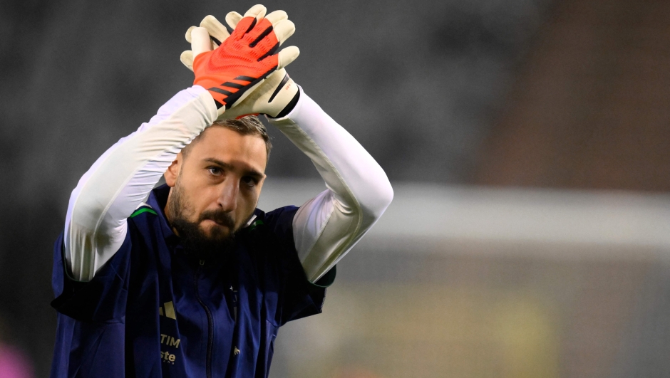 Italy's goalkeeper #01 Gianluigi Donnarumma greets supporters prior to the UEFA Nations League Group A2 football match between Belgium and Italy at the King Baudouin Stadium in Brussels on November 14, 2024. (Photo by John THYS / AFP)