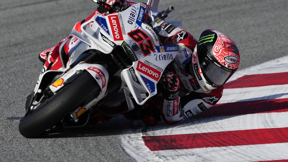 epa11729121 Italian MotoGP rider Francesco Bagnaia of Ducati Team in action during the training session of the Official Barcelona Test for the 2025 season, at Montmelo racetrack in Barcelona, Spain, 19 November 2024.  EPA/Alejandro Garcia