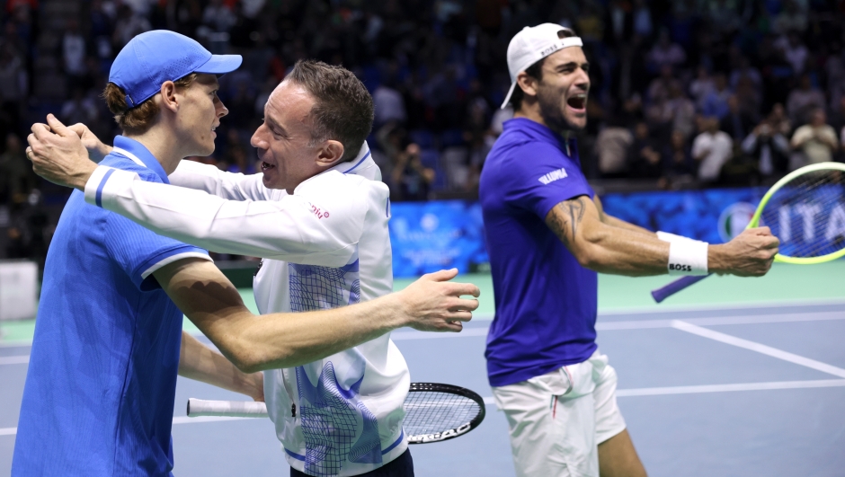 MALAGA, SPAIN - NOVEMBER 21: Matteo Berrettini, Jannik Sinner and Filippo Volandri of Team Italy celebrates after winning their match against Maximo Gonzalez, Andres Molteni of Team Argentina in the quarterfinal tie between Italy and Argentina during the Davis Cup Finals at Palacio de Deportes Jose Maria Martin Carpena on November 21, 2024 in Malaga, Spain.  (Photo by Clive Brunskill/Getty Images for ITF)