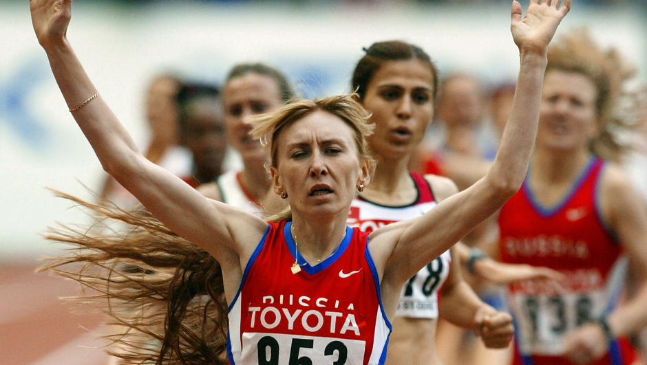 Tatyana Tomashova of Russia crosses the finish line of the Women's 1500m final, 31 August 2003, during the 9th IAAF World Athletics Championships at the Stade de France in Saint-Denis outside of Paris.   AFP PHOTO/Jeff HAYNES