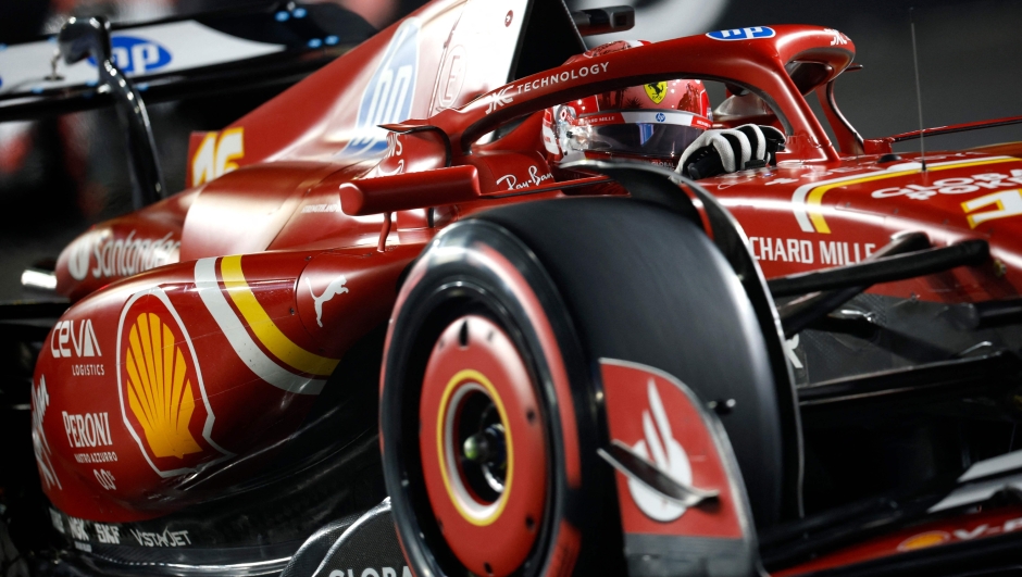  Charles Leclerc of Monaco driving the (16) Ferrari SF-24 on track during final practice ahead of the F1 Grand Prix of Las Vegas at Las Vegas Strip Circuit on November 22, 2024 in Las Vegas, Nevada.   Chris Graythen/Getty Images/AFP (Photo by Chris Graythen / GETTY IMAGES NORTH AMERICA / Getty Images via AFP)