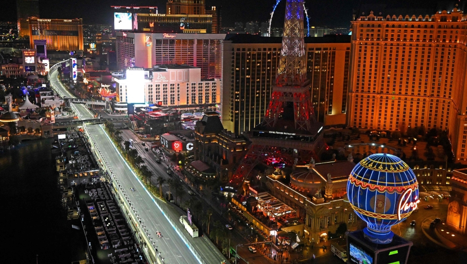 LAS VEGAS, NEVADA - NOVEMBER 21: Carlos Sainz of Spain driving (55) the Ferrari SF-24 on track during practice ahead of the F1 Grand Prix of Las Vegas at Las Vegas Strip Circuit on November 21, 2024 in Las Vegas, Nevada.   Clive Mason/Getty Images/AFP (Photo by CLIVE MASON / GETTY IMAGES NORTH AMERICA / Getty Images via AFP)