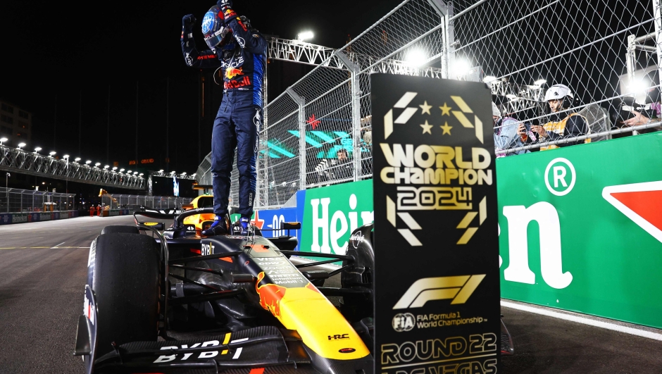 LAS VEGAS, NEVADA - NOVEMBER 23: 2024 F1 World Drivers Champion Max Verstappen of the Netherlands and Oracle Red Bull Racing celebrates in parc ferme during the F1 Grand Prix of Las Vegas at Las Vegas Strip Circuit on November 23, 2024 in Las Vegas, Nevada.   Mark Thompson/Getty Images/AFP (Photo by Mark Thompson / GETTY IMAGES NORTH AMERICA / Getty Images via AFP)