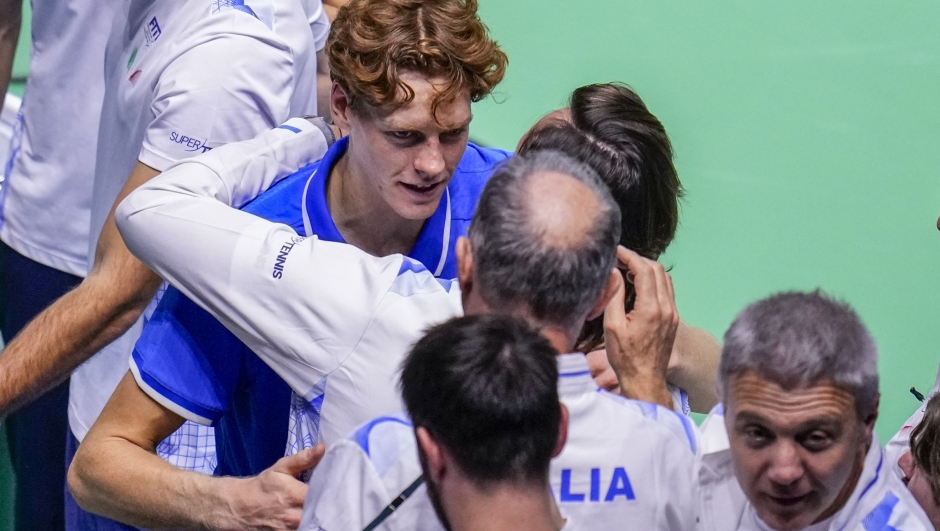 Italy's Jannik Sinner celebrates after winning against Australia's Alex de Minaur during the Davis Cup semifinal at the Martin Carpena Sports Hall in Malaga, southern Spain, on Saturday, Nov. 23, 2024. (AP Photo/Manu Fernandez)