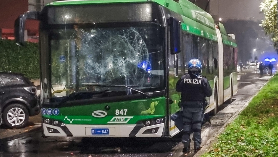 Un filobus della linea 93 dato alle fiamme nel quartiere Corvetto a Milano, Italia, 26 Novembre 2024. Notte di tensione al Corvetto, quartiere periferico di Milano, dove un centinaio di giovani hanno protestato, come ieri nel quartiere e il giorno prima in un'arteria stradale vicina, per la morte di Ramy Elgaml deceduto in un incidente stradale nella notte fra sabato e domenica in scooter durante un inseguimento dei carabinieri.  A line 93 trolleybus set on fire in the Corvetto neighborhood in Milan, Italy, 26 November 2024. Night of tension in Corvetto, a suburban neighborhood of Milan, where about a hundred young people protested, like yesterday in the neighborhood and the day before in a nearby road, for the death of Ramy Elgaml who died in a road accident on the night between Saturday and Sunday on a scooter during a chase by the Carabinieri police.  Ansa/Andrea Fasani