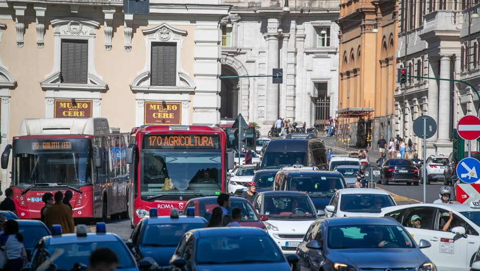 ROMA 24/06/2024 piazza venezia IV Novembre traffico e ingorghi a causa dei lavori sulla piazza - ROMA piazza venezia IV Novembre traffico e ingorghi a causa dei lavori sulla piazza - fotografo: BENVENUTI/LAPRESSE