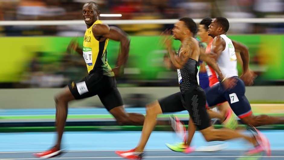 2016 Rio Olympics - Athletics - Semifinal - Men's 100m Semifinals - Olympic Stadium - Rio de Janeiro, Brazil - 14/08/2016. Usain Bolt (JAM) of Jamaica looks at Andre De Grasse (CAN) of Canada as they compete.  REUTERS/Kai Pfaffenbach  TPX IMAGES OF THE DAY FOR EDITORIAL USE ONLY. NOT FOR SALE FOR MARKETING OR ADVERTISING CAMPAIGNS.   - RTX2KUAJ